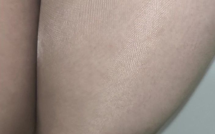 Pantyhose Cumming Studio: Sissy kommer mycket genom styvsysterens nakna blanka strumpbyxor