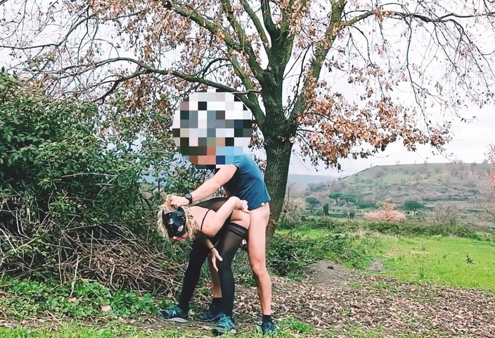 Sportynaked: Butplug na zewnątrz jebanie na zewnątrz