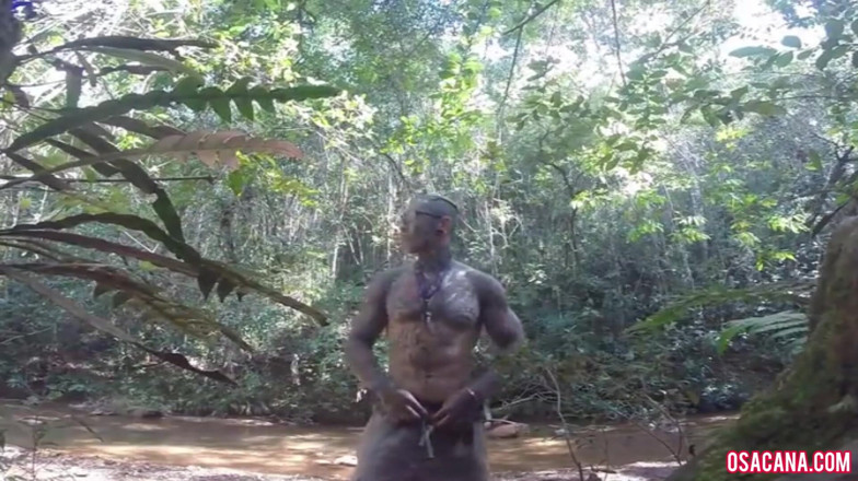 World Gay: Masturbación en cascada corriéndose con polla blanda