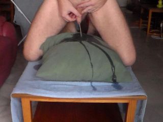 Sex hub male: John se pișă pe pernă pe canapea