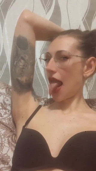 Tina Wink: Twój dziki kotek flirtuje z tobą. liże wtyczkę, wkłada majtki...