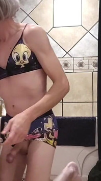 SexyFilomena играет с собой, пока чистит свою ванную