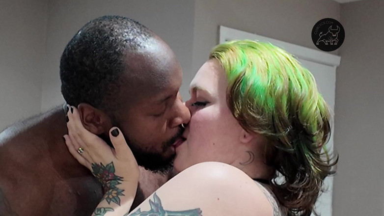 Clubcuck - cuckold: Куколд - стул для клубного куколда 1, Violet Skye снимает презерватив и принимает большой черный член