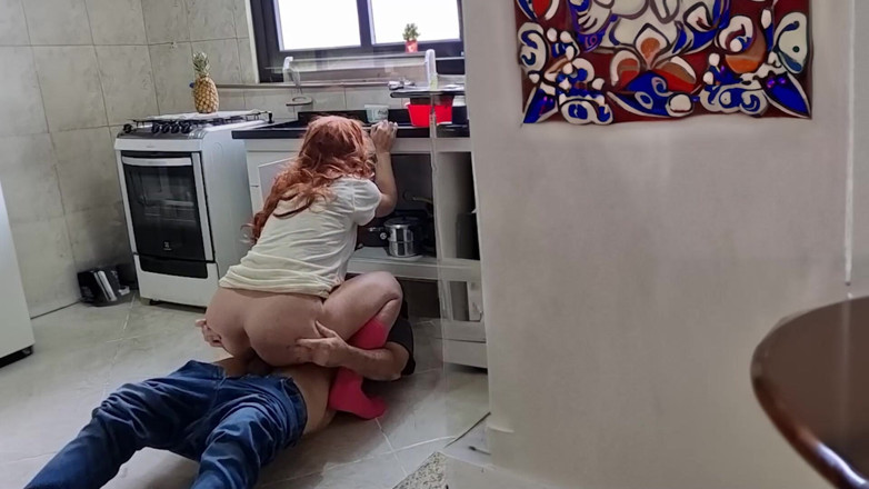 Branquinha De Leite: Ev hanımı tesisatçıyı sikiyor ve yüze boşalmayla bitiriyor.