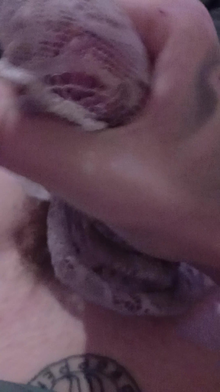 Cuminpanties22: Ejaculând în chiloții fostei iubite