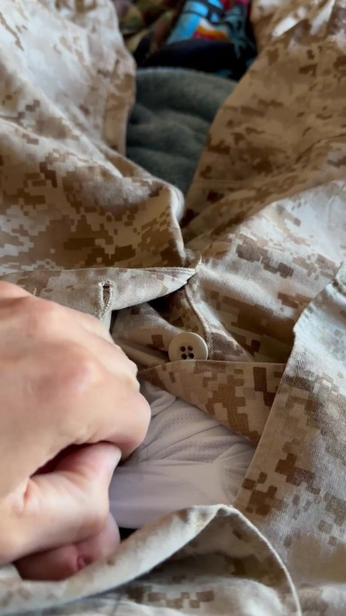 Gay Soldier Stuff: 상사의 타이트한 휘티와 과거 훅업에서 Usmc 유니폼 중 하나를 입고 딸딸이!