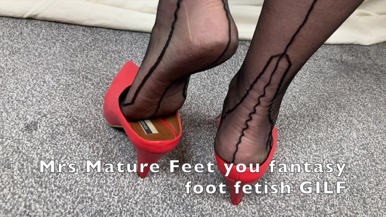 Mr MF: La Señora Mature Feet está solo en casa de la...
