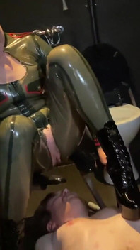 Поглумився з теплого золотого нектару