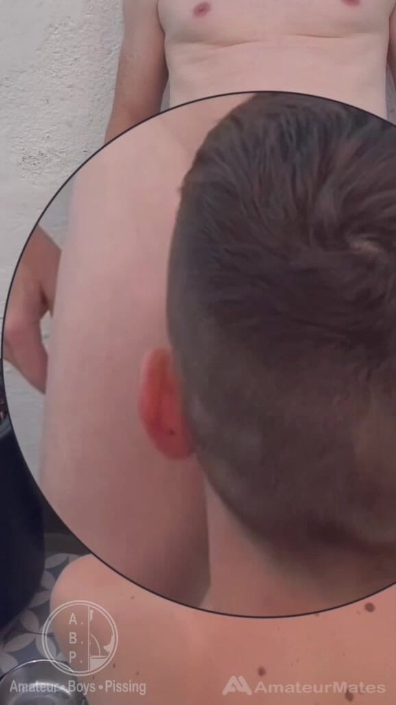 AmateurBoysPissing: Twink É Punido: Despido, De Quatro, Seus Alfinetes Grandes Começam a...