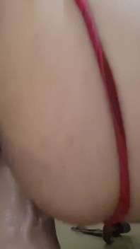 Teenager-trans-mädchen in zerrissenen leggings und bloßgestelltem tanga reitet riesigen dildo in einem öffentlichen badezimmer