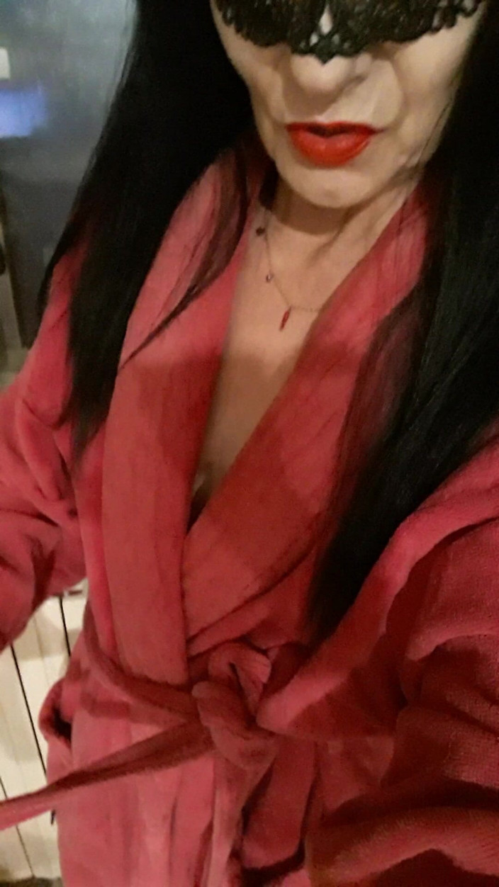 WEBREGINETTA2023: Đứng trên chiếc ghế trần trước cửa sổ