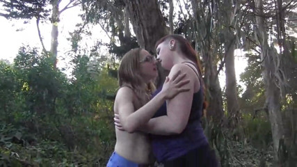 Lesbian Illusion: BBW blir kåt i naturen