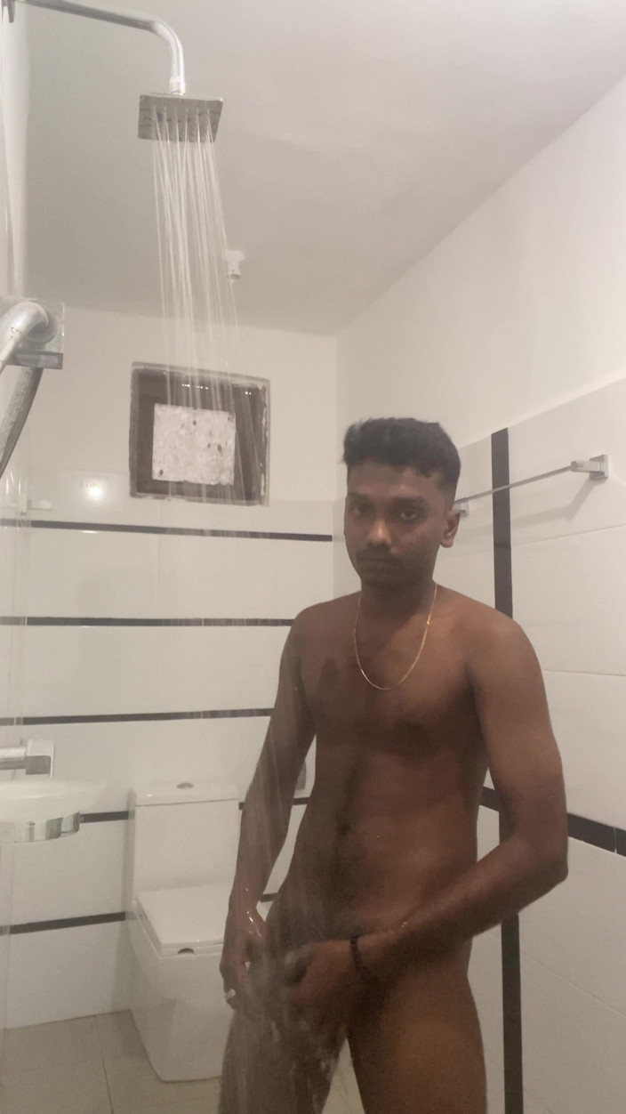 Prince-dil: Cậu bé tuổi teen Sri lanka tắm