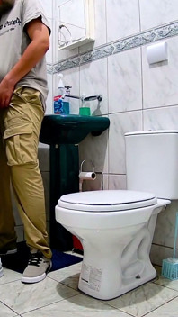 maalkin kasarat ke baad baathroom men antrang ho rahi hai.