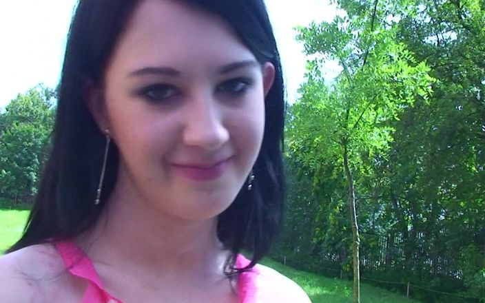 Watch for beauty: Roztomilá teenagerka Lolly pózuje a ukazuje se venku