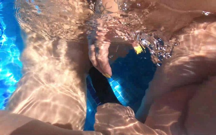 Cheyenne Rose 80: Underwater Double Ended Dildo