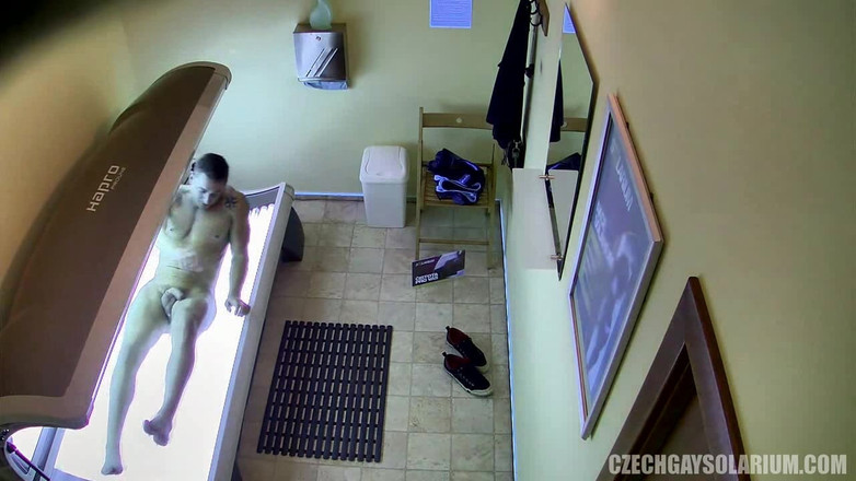Czech Gay Solarium: Solarium gay checo 12 twink musculoso flexiona y muestra su talla