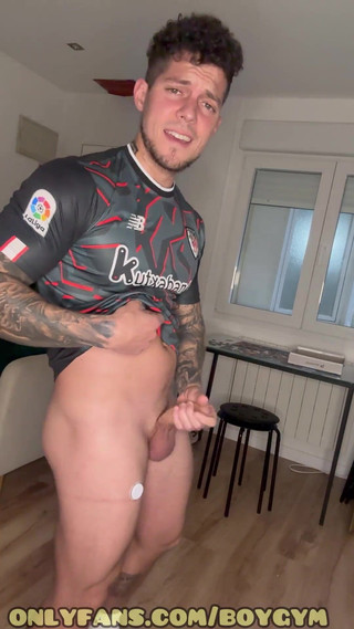 BoyGym: Fotbollsspelare med fet kuk vill knulla dig, boygym
