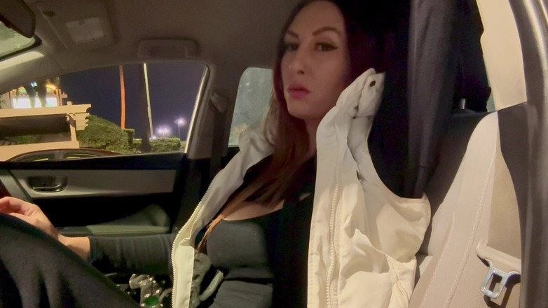 Artemisia Love: इतालवी बड़े स्तन वाली milf(चोदने लायक मम्मी) artemisia कार में अपने बड़े स्तन दिखाती है जबकि देर रात को आउटडोर धूम्रपान करती है इतालवी किस्म