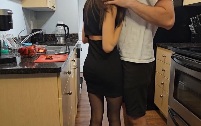 Ohseehere: 在厨房桌子上穿着礼服性交