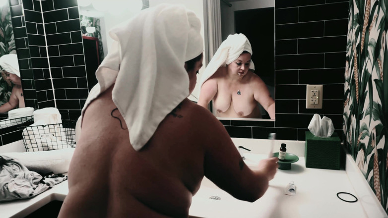 SexyNEBBW: La vasca da bagno si prepara per la giornata