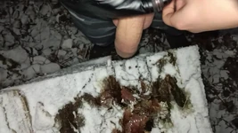लंड के साथ बर्फ को छूना, पेशाब करना और बर्फ में वीर्य निकालना