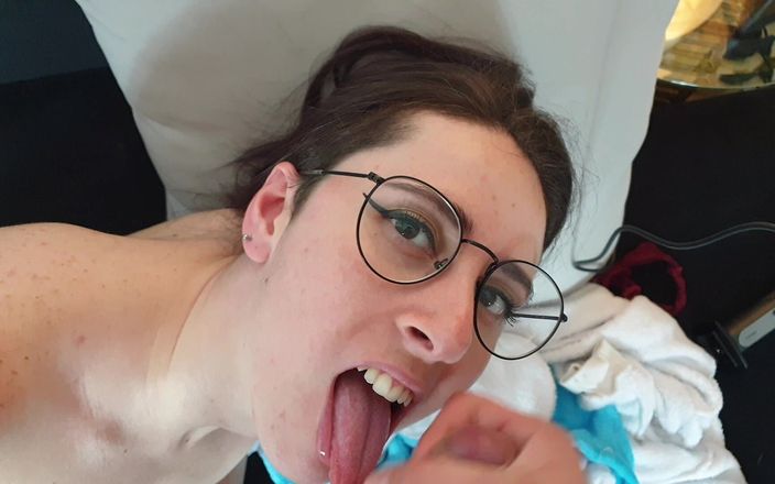 Nyx Scarlett: Nu pot dormi, așa că îi cer colegului meu de cameră...