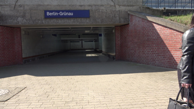 German amateur - 100% German hardcore videos: La grassa troia tedesca adora pisciare in pubblico