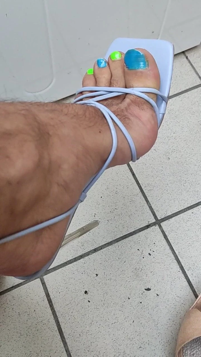 Mutsakin: 穿着高跟鞋的性感男人的脚