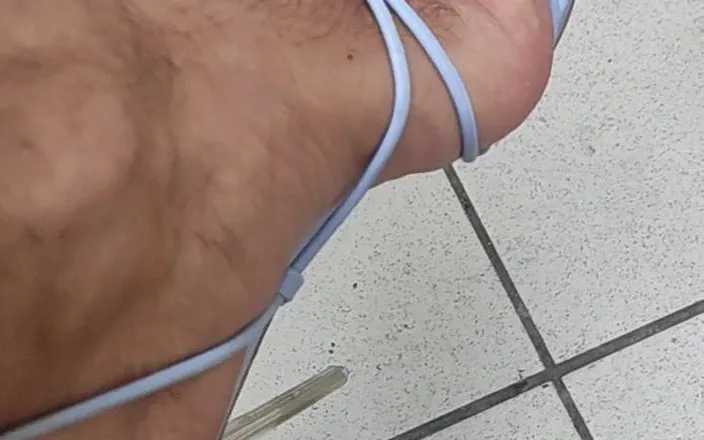 Mutsakin: Sexy man feet in heels