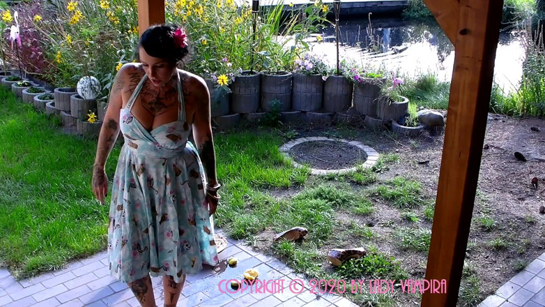 Domina Lady Vampira - SM Studio Femdom Empire: Crushed summer - schizzi di agrumi sotto i tuoi piedi nudi