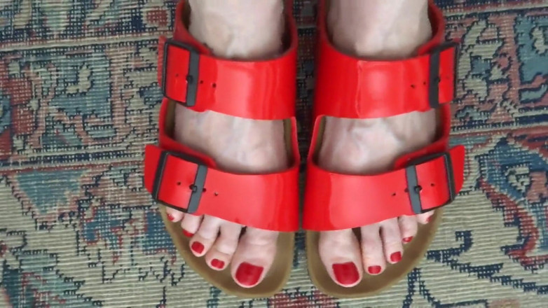 Lady Victoria Valente: 발 페티쉬 - 빨간 페이턴트 가죽 Birkis Birkenstock 2부에서 내 발발을 흔들다