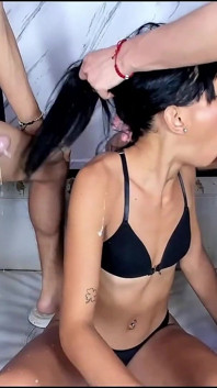 Sesi sepong kontol bareng dua sahabat cewek semok latina