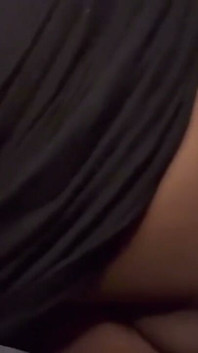 Zenci iri güzel kadın yatakta yatarken büyük zenci dildoyla mastürbasyon yapıyor