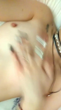 Dia gentil striptease caseiro, masturbação com um orgasmo apaixonado de perto