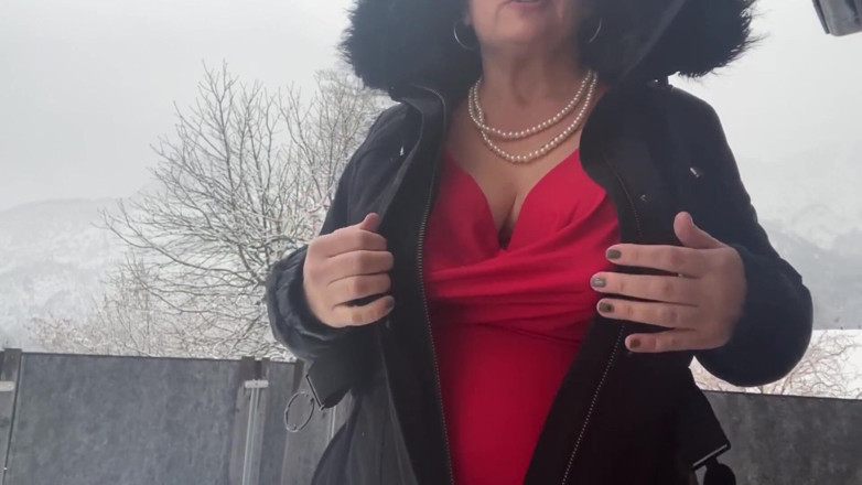 The HuCow: Come on. I show you my nipples outside