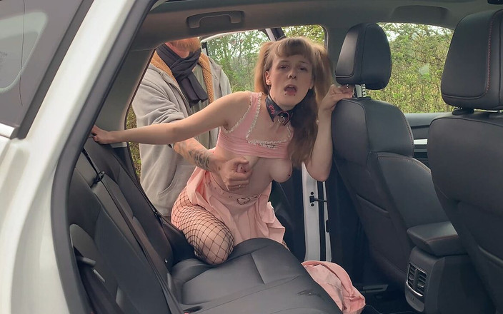 Lily Little Slut: 若いフレンチブロンドは、彼女のボーイフレンドの前で、車の中で犯される