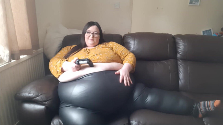 SSBBWLadyBrads: SSBBW gamer girl in leather pants belly
