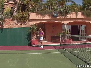 ATKIngdom: Jeu de chatte sur le court de tennis