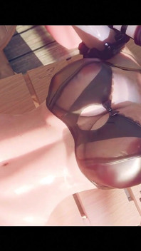 쪼이는 보지의 Megaera 풍성한 라티나는 거대한 백인 자지에 따먹히며 격렬한 질싸 쾌락을 선사합니다.