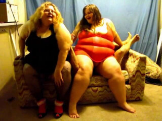 BBW nurse Vicki adventures with friends: Hemşire Vicki ve Angie çift yüze oturuyor