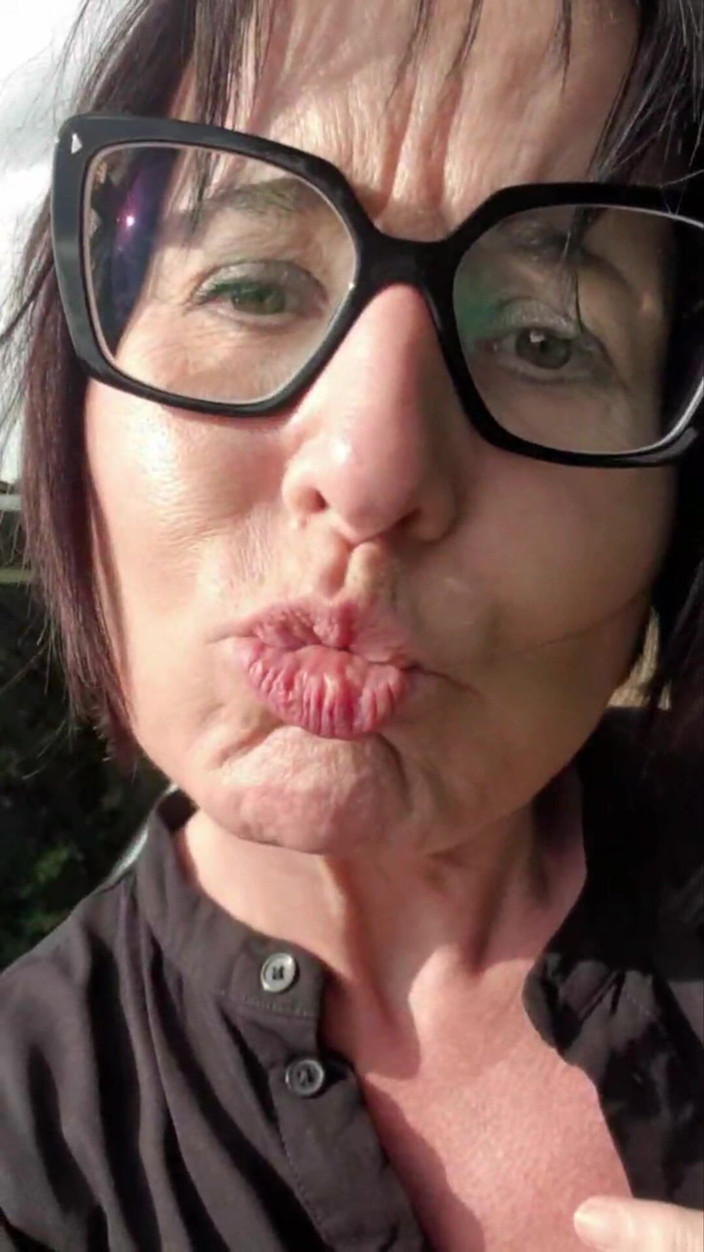 JulieEroticDress: Julie znovu stříká na parkovišti