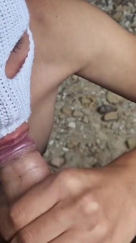 Un tânăr futăcios într-o fabrică abandonată l-a întâlnit pe tati și i-a futut tare găurile până când a venit