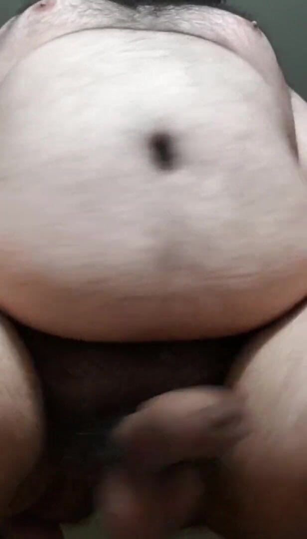 Chunky Belly Boy: Göbek ve memelerle oynuyor