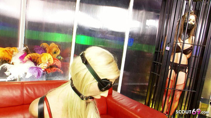 Full porn collection: Lesbická swinger fetiš párty s nadrženými hubenými teenagerkami