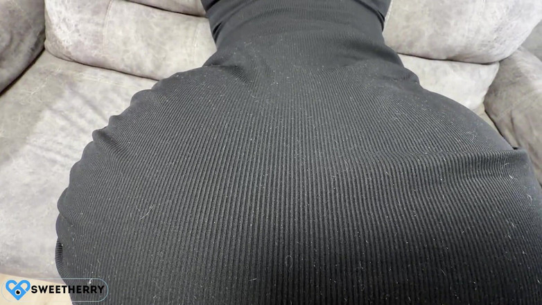 SweetHerry: Một người đẹp gợi cảm trong chiếc váy đen bó sát cố...