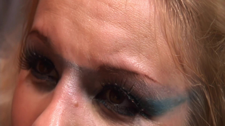 Perv Milfs n Teens: Saanei îi place să-și întindă picioarele