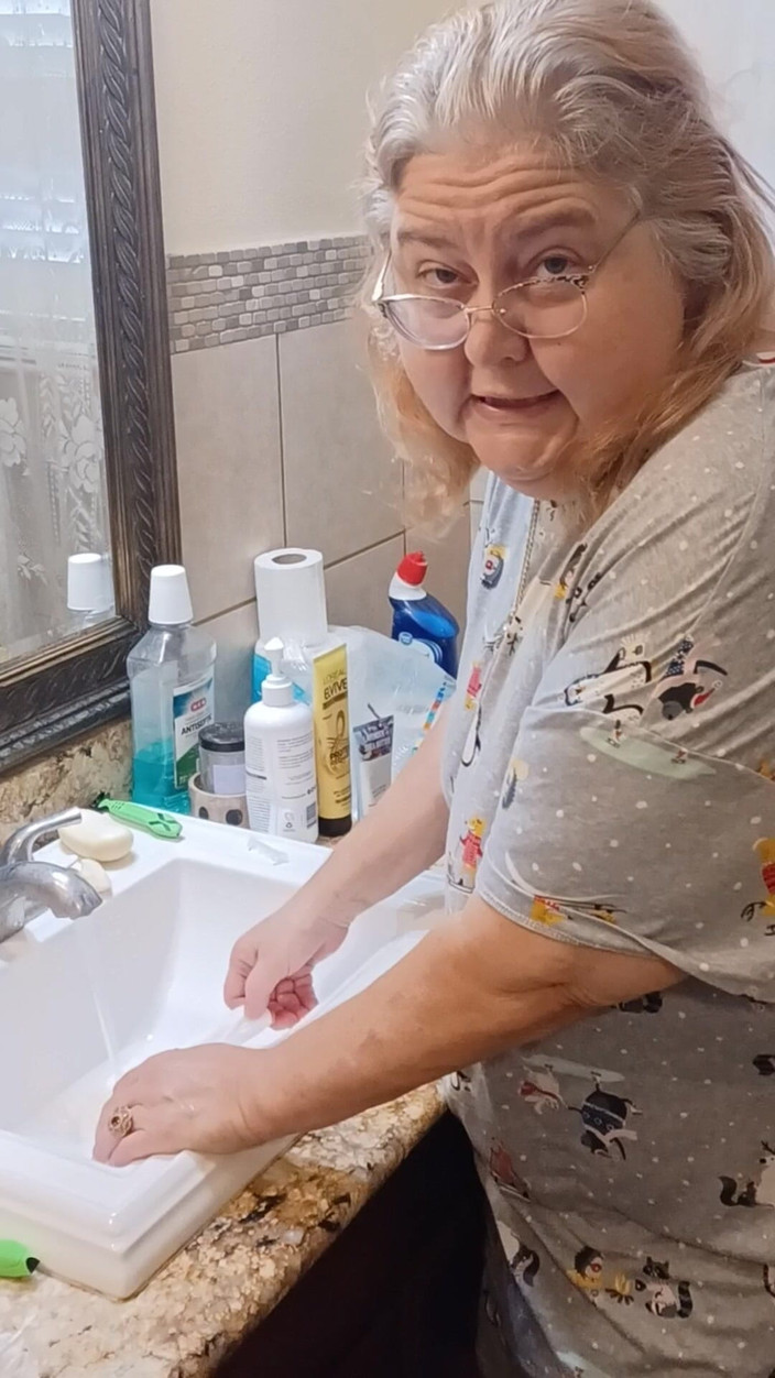 BBW nurse Vicki adventures with friends: Lava le mie mutandine bianche della nonna per il cliente!