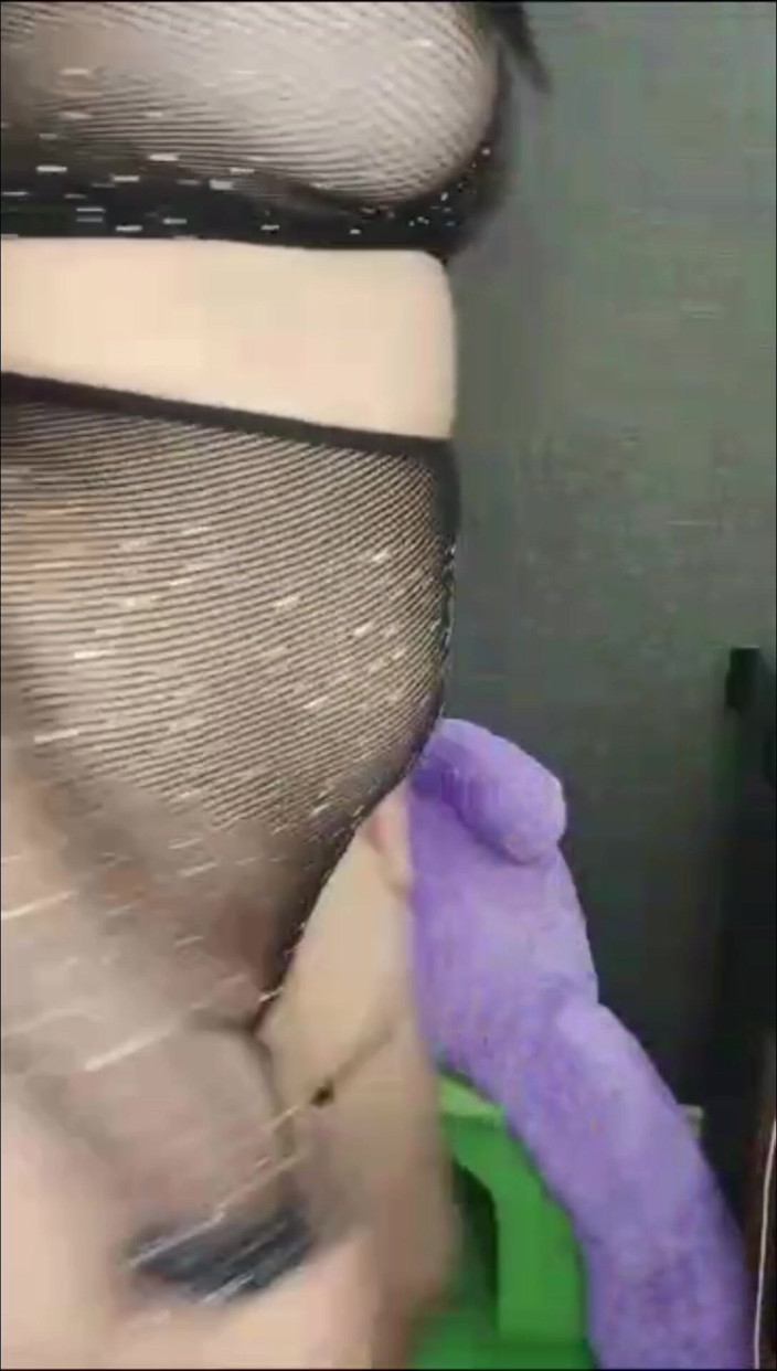 Esmer Tarcin: O fată turcă se satisface cu un vibrator