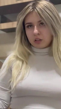 Femeie latino de 19 ani fumând